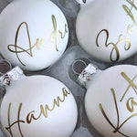 Load image into Gallery viewer, Karácsonyi gömbök - Névre szóló - 6 cm - Fehér